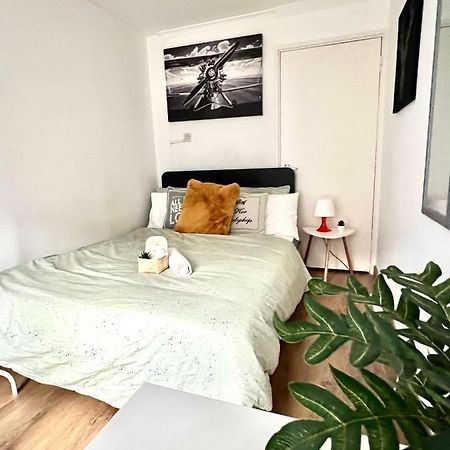 Private Bedrooms In A Flat! Home Away From Home! Shared Bathroom London Ngoại thất bức ảnh